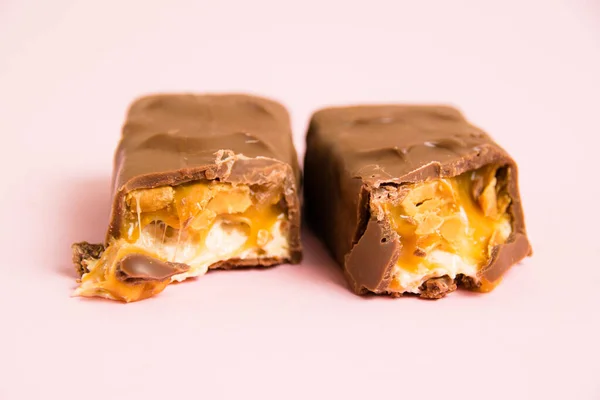 Trozos Deliciosa Barra Chocolate Con Turrón Caramelo Cacahuetes Sobre Fondo —  Fotos de Stock