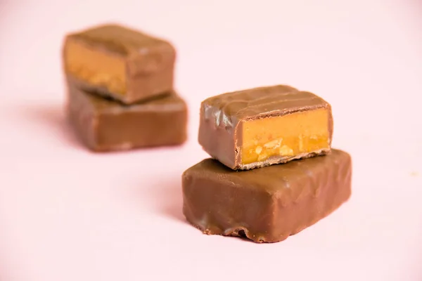 Barra Chocolate Doce Com Macro Caramelo Salgado Fundo Papel Rosa — Fotografia de Stock