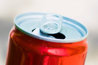 Parktaki caddeye yakın bir yerde içkili bir teneke kutu..