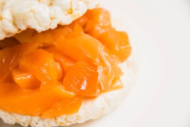 Tuzlu kırmızı balıklı sandviç ve ahşap arka planda çıtır pirinç ekmeği..