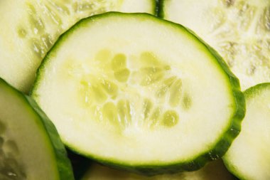 Flatlay, sulu salatalık makrosu dilimleri. Sağlıklı beslenme kavramı.