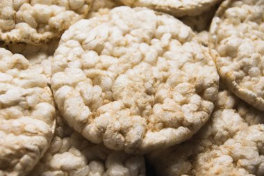 Flatlay, yemek arkaplanı, çıtır pirinç keki. Diyet kavramı ve iyi vücut yapısı.