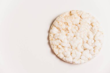 Fotokopi odalı beyaz arka planda lezzetli çıtır pirinç ekmeği. Diyet ve sağlıklı yeme konsepti