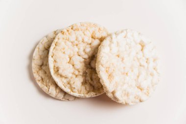 Fotokopi odalı beyaz arka planda lezzetli çıtır pirinç çörekleri. Diyet ve sağlıklı yeme konsepti