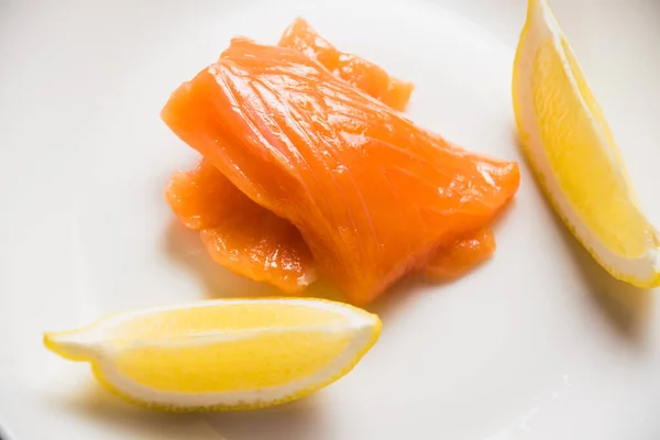 Solené Červené Ryby Zblízka Chuť Kousky Lososa Citronu Klíny Bílém — Stock fotografie