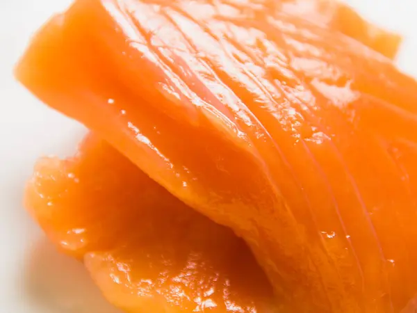 ホワイトプレート上に塩鮭のクローズアップのマクロの赤魚 大規模な 食欲をそそる作品 — ストック写真