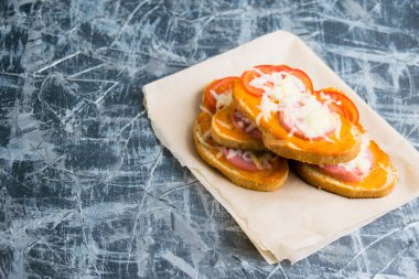Kızarmış kabuklu, acılı soslu, domatesli, peynirli ve sosisli sandviçler..