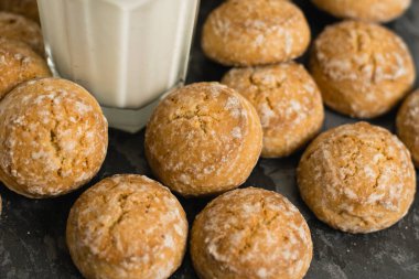 Lezzetli zencefilli çörek ve bir bardak süt..