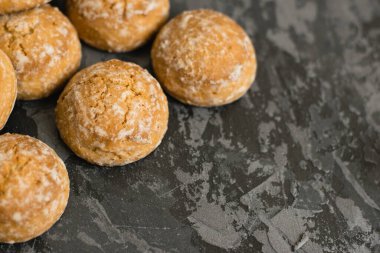 Lezzetli zencefilli kurabiyeler karanlık masaya yakın plan, fotokopi alanı olan arka plan