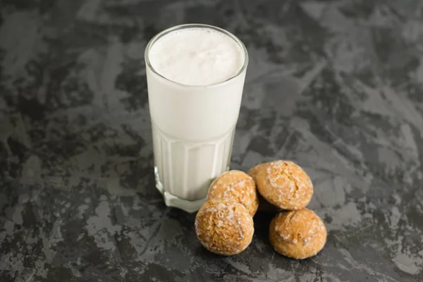 Вкусный Освежающий Летний Напиток Молочный Коктейль Молока Мороженого Пряники Тёмном — стоковое фото