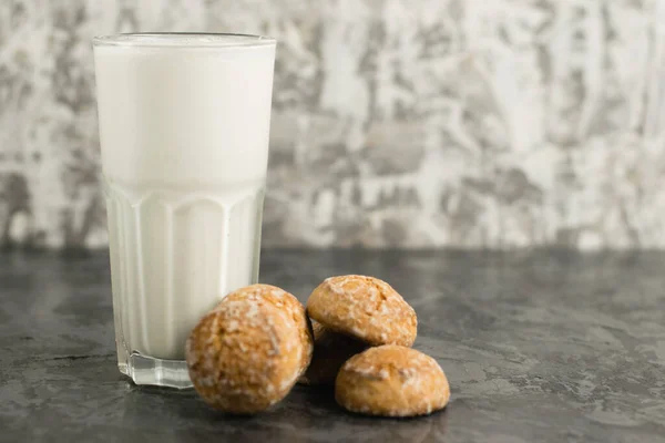 Вкусный Освежающий Летний Напиток Молочный Коктейль Молока Мороженого Пряники Тёмном — стоковое фото