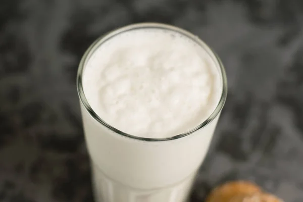 플레이트 맛있고 기분을 상쾌하게 음료인 우유와 아이스크림 쉐이크 어두운 진저브레드 — 스톡 사진
