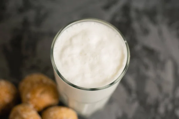 플레이트 맛있고 기분을 상쾌하게 음료인 우유와 아이스크림 쉐이크 어두운 진저브레드 — 스톡 사진