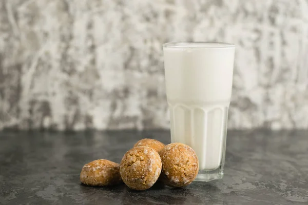 Ein Köstliches Erfrischendes Sommergetränk Ein Milchshake Aus Milch Und Eis — Stockfoto