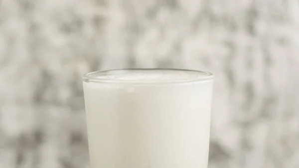 Milkshake Dingin Lezat Dalam Gelas Close Pada Latar Belakang Cahaya — Stok Foto