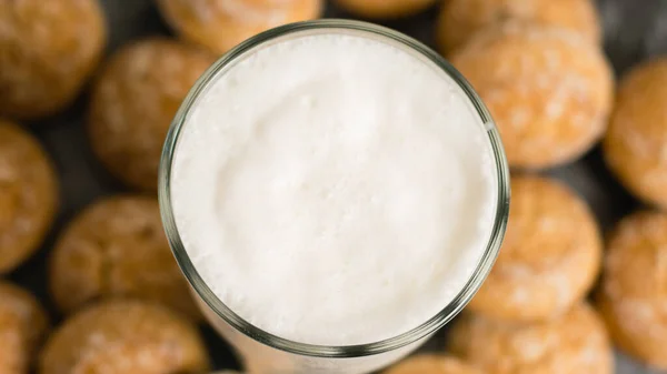 Flatlay Läcker Uppfriskande Sommardryck Ett Glas Milkshake Gjord Mjölk Och — Stockfoto