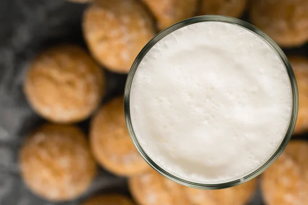 フラットレイ おいしい さわやかな夏の飲み物ガラス ミルクとアイスクリームで作られたミルクシェイク 甘い泡カクテルのクローズアップ 暗いテーブルの上のジンジャーブレッド — ストック写真