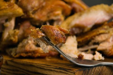 Çatalla pişmiş domuz eti..