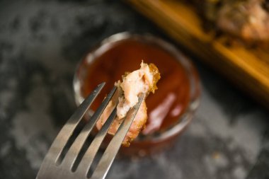 Çatalla pişmiş domuz eti..