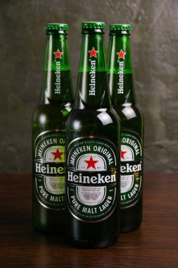 Ukrayna, Chernihiv, 24 Haziran 2023: Siyah arka planda hafif bira.