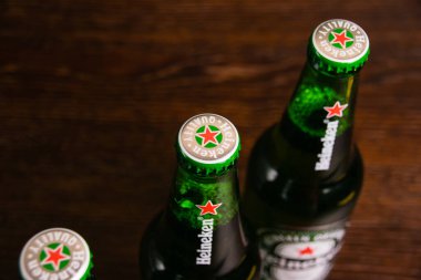 Ukrayna, Chernihiv, 24 Haziran 2023: Siyah arka planda hafif bira, yakın planda bira kapağı.