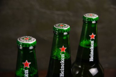 Ukrayna, Chernihiv, 24 Haziran 2023: Siyah arka planda hafif bira, yakın planda bira kapağı.