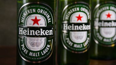 Ukrayna, Chernihiv, 24 Haziran 2023: Arka planda bira şişeleri, makro bira şişeleri