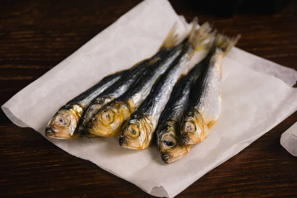 Snack Für Biergetrockneten Fisch Auf Dunklem Holzgrund — Stockfoto