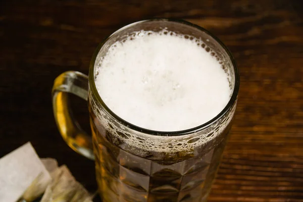 Вкусное Пиво Стеклянной Кружке Деревянном Столе Пивная Пена Крупным Планом — стоковое фото