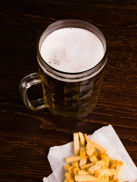 Cerveja Leve Deliciosa Uma Caneca Cerveja Biscoitos Salgados Como Lanche — Fotografia de Stock