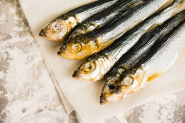 Flatlay, bira için aromatik bir aperatif, arka planda lezzetli bir balık..