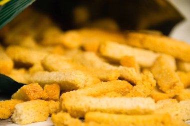 Lezzetli buğday ekmeği kraker ve makro kraker paketini aç..