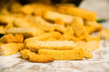 Lezzetli buğday ekmeği kraker ve makro kraker paketini aç..