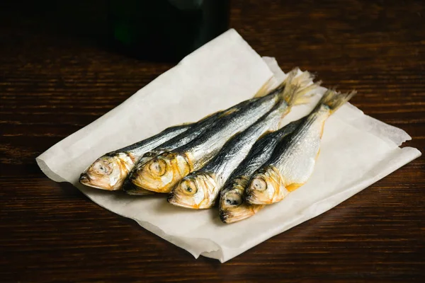 Lezzetli Biralar Kurutulmuş Balıklar Soğuk Biralar Karanlık Bir Arka Planda — Stok fotoğraf