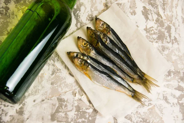Flatlay Bir Dalam Botol Kaca Dan Ikan Asin Kering Lezat — Stok Foto