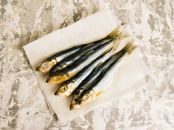 平底锅 一种香喷喷的啤酒开胃菜 浅色背景的美味鱼 — 图库照片