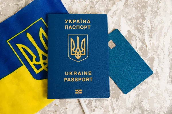 Банківська Картка Чіпом Прапором Українським Паспортом Світлому Фоні — стокове фото