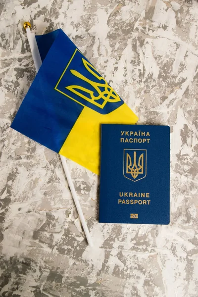 Плоский Український Паспорт Прапор Світлому Бетонному Тлі Копіювальним Простором — стокове фото