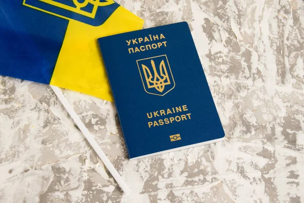 Плоский Український Паспорт Прапор Світлому Бетонному Тлі Копіювальним Простором — стокове фото
