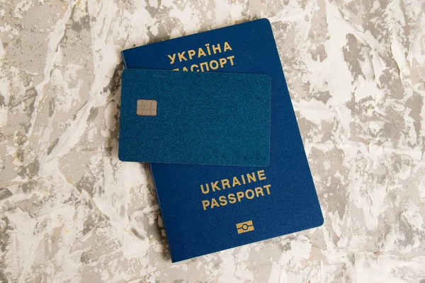 Ukrayna Vatandaşı Bir Pasaport Üzerinde Çip Olan Modern Bir Kredi — Stok fotoğraf