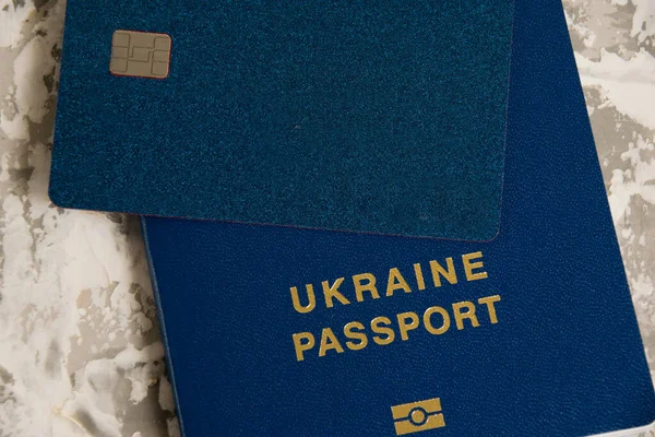 Διαβατήριο Πολίτη Της Ουκρανίας Και Μια Σύγχρονη Πιστωτική Κάρτα Ένα — Φωτογραφία Αρχείου