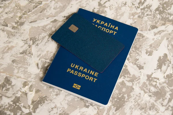 Паспорт Громадянина України Сучасна Кредитна Банківська Картка Чіпом Легкому Столі — стокове фото