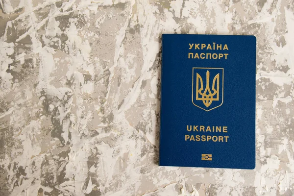 Іноземний Паспорт Громадянина України Сірому Фоні Концепція Виїзду Українців Кордон — стокове фото