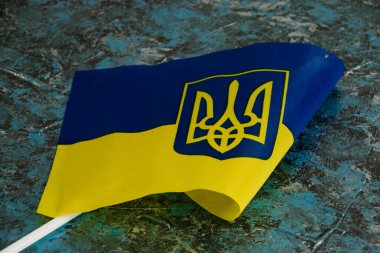 Koyu arkaplanlı Ukrayna bayrağı. Ukraynalıların yurt dışına çıkış konsepti ya da Rusya ile savaş nedeniyle Ukrayna vatandaşlarının ülke dışında kalma konsepti