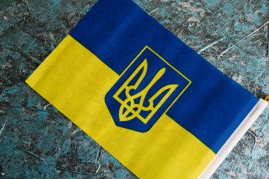 Koyu arkaplanlı Ukrayna bayrağı. Ukraynalıların yurt dışına çıkış konsepti ya da Rusya ile savaş nedeniyle Ukrayna vatandaşlarının ülke dışında kalma konsepti
