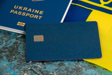Ukrayna bayrağı ve Ukrayna pasaportlu modern banka kartı. Ukraynalıların yurt dışına çıkış konsepti