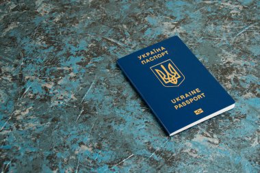 Fotokopi uzayı olan bir Ukraynalı 'nın yabancı pasaportu. Ukraynalılar para kazanmak için yurtdışına gidiyorlar..