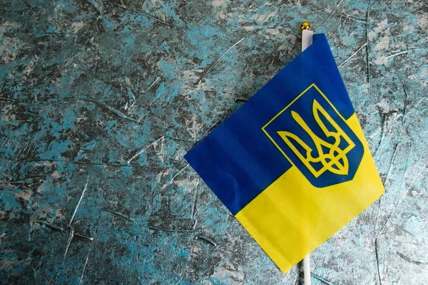 Σημαία Της Ουκρανίας Εθνόσημο Σκούρο Φόντο Έννοια Της Αναχώρησης Των — Φωτογραφία Αρχείου