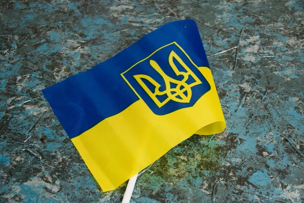 Bandiera Dell Ucraina Con Stemma Sfondo Scuro Concetto Partenza Degli — Foto Stock