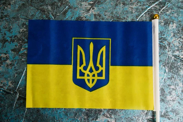 Flagge Der Ukraine Mit Wappen Auf Dunklem Hintergrund Das Konzept — Stockfoto